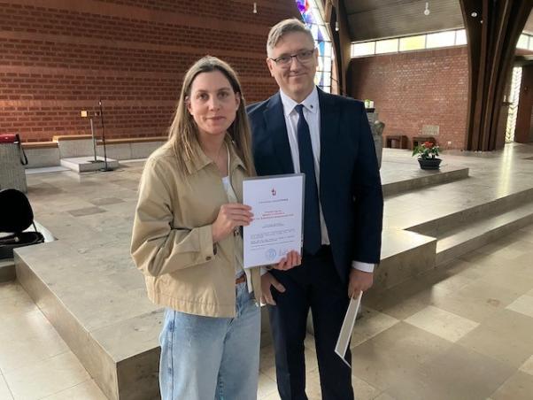 Ordinariatsrat Alexander Pfister überreicht Sandra Birklein die neue Missio Canonica-Urkunde.