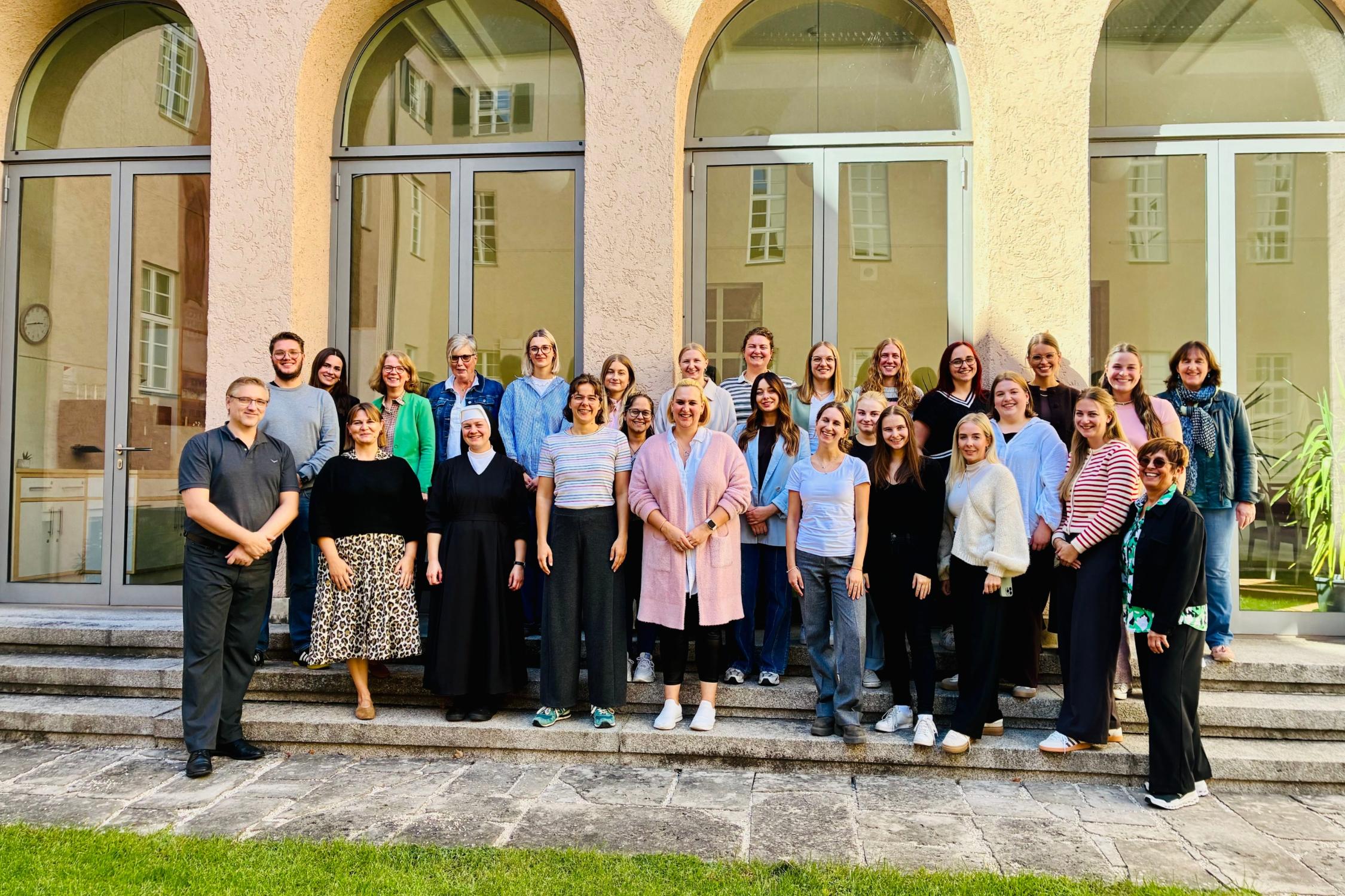 Gruppenbild im Innenhof des Bistumshauses