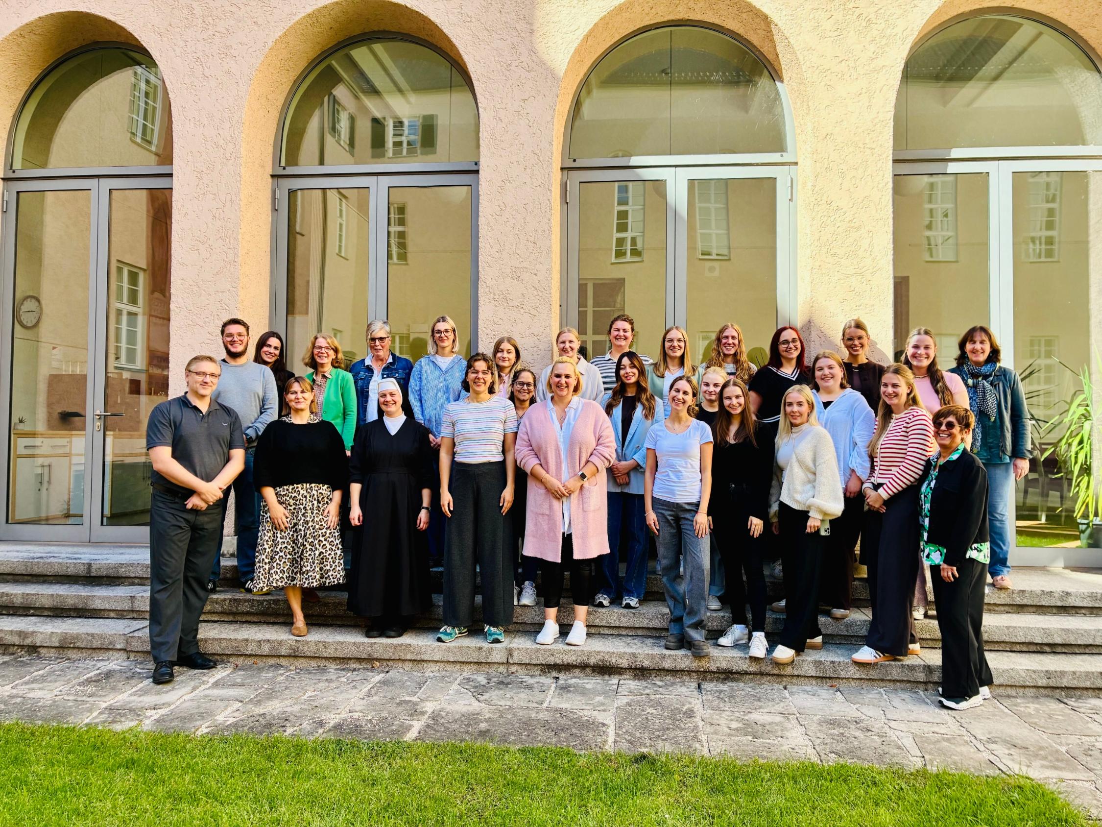 Gruppenbild im Innenhof des Bistumshauses