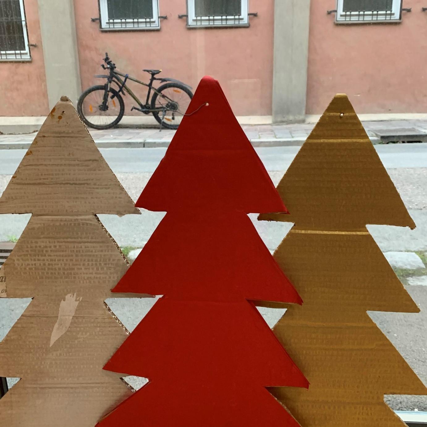 Papp-Weihnachtsbäume