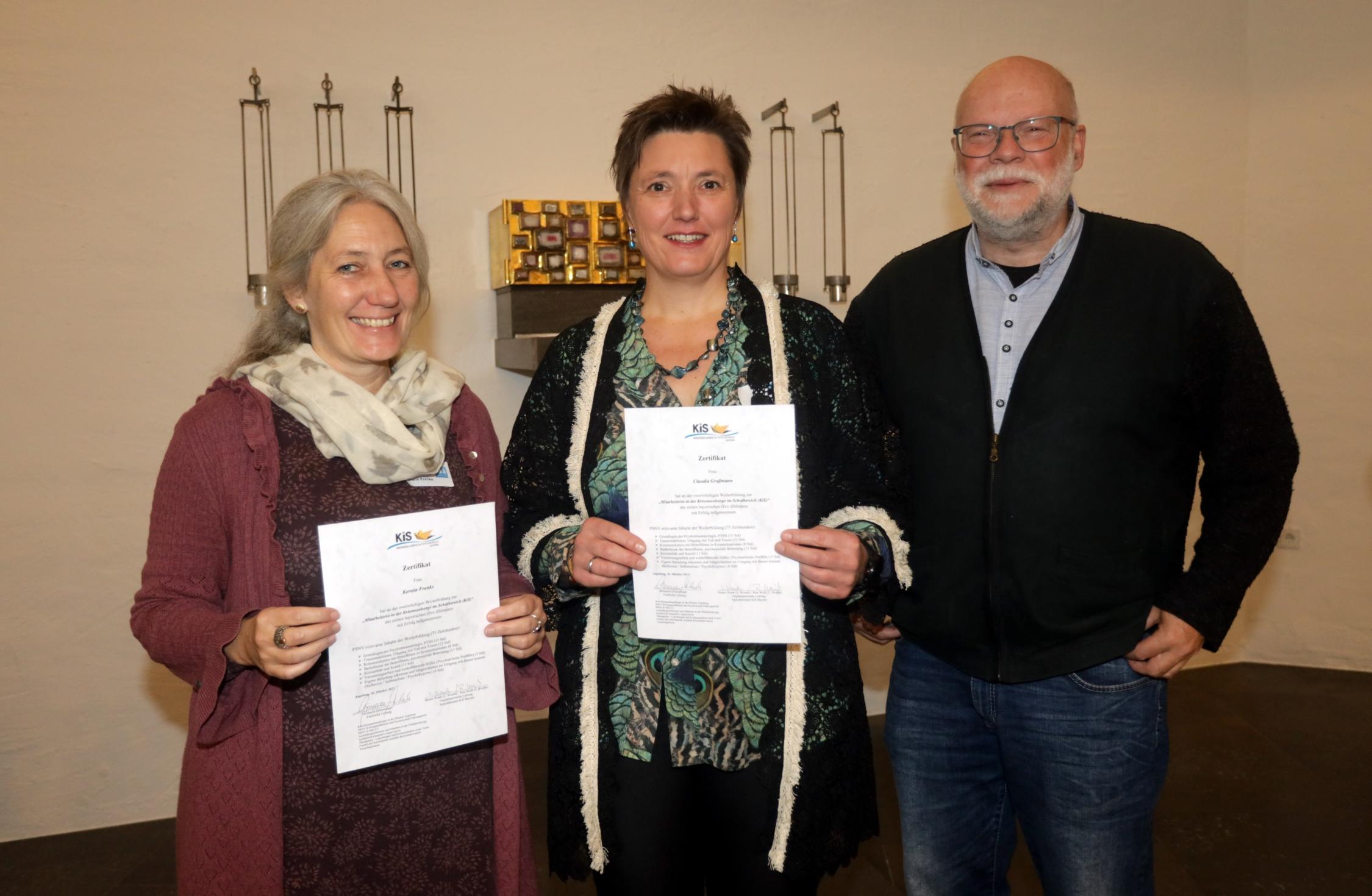 Kerstin Franke (links) und Claudia Graßmann (mittig) aus Bamberg mit ihren Zertifikaten zur zweiwöchigen KiS Weiterbildung, mit dabei Tom Schneider, Ausbilder und Leiter der Abteilung Schulpastoral, Ganztagsschule und KiS im Erzbistum Bamberg.